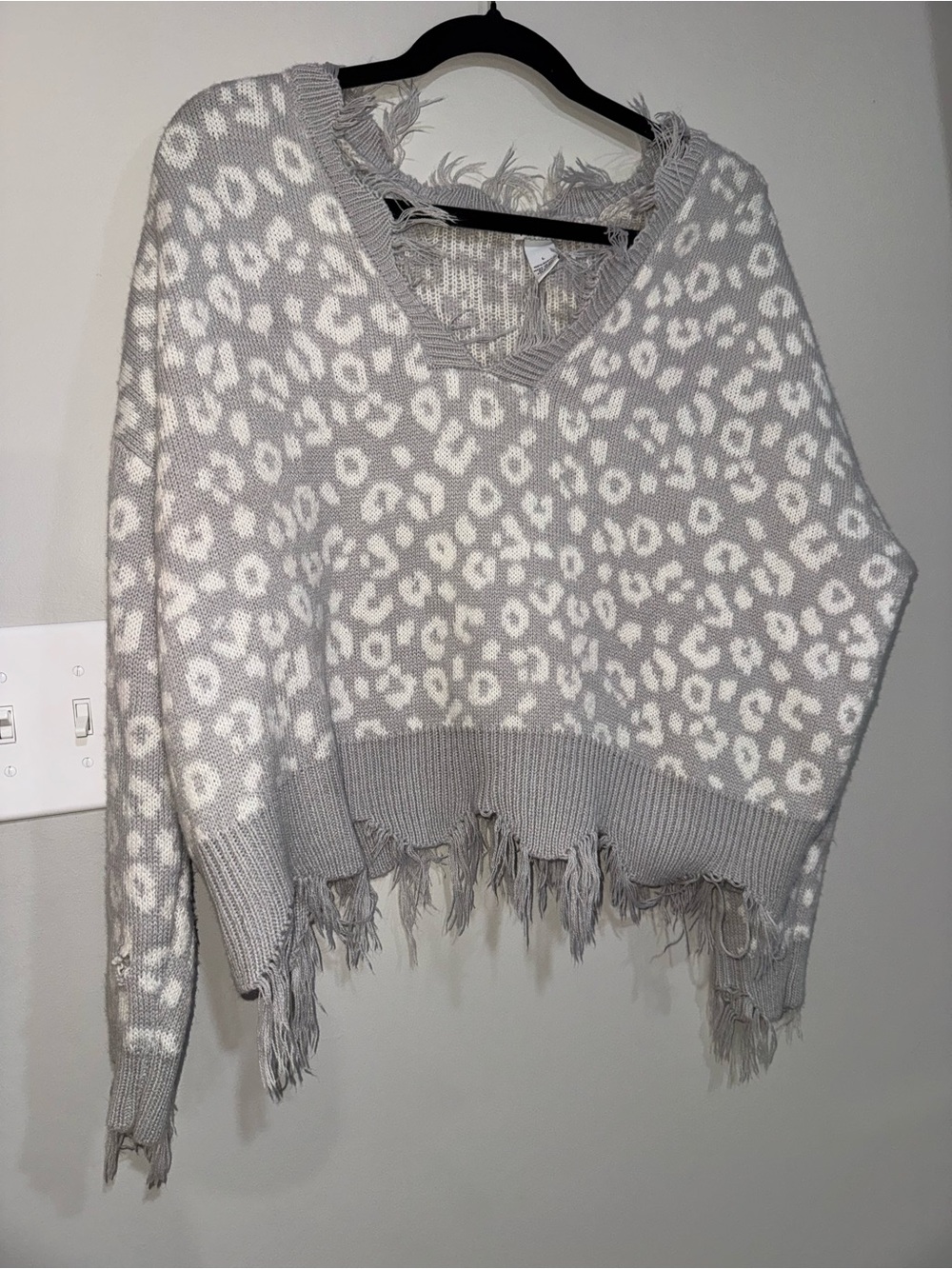 Rue21 Distressed Leopard V-Neck Sweater - Light Gray & White